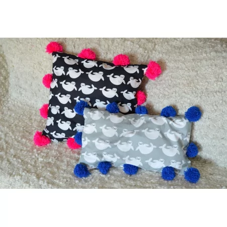 IDEES CREATIVES : Tuto : Réaliser un coussin à pompons, par The Camelia