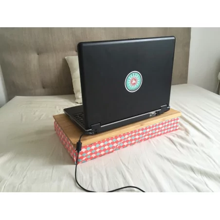 IDEES CREATIVES : Tuto : Réaliser un support pour ordinateur portable ou plateau petit dej, par Charlotte