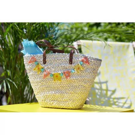IDEES CREATIVES : Tuto - Customisation de sacs de vacances - Le sac en osier - Le sac aux petits fanions